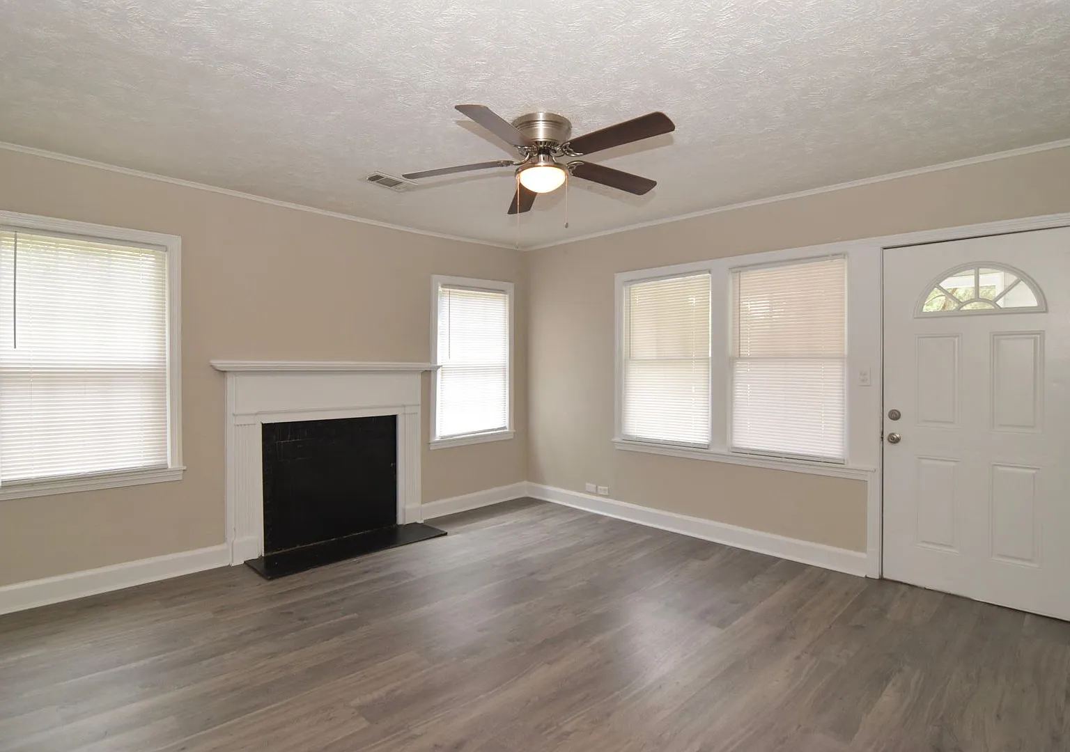Charming 2-Bedroom Cottage with Bonus Room & Half-Acre Lot! — Photo 2
