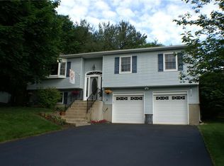 2 Arlington Dr, Harriman, NY 10926