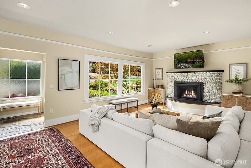 4th image of 2534 NE 94th Street