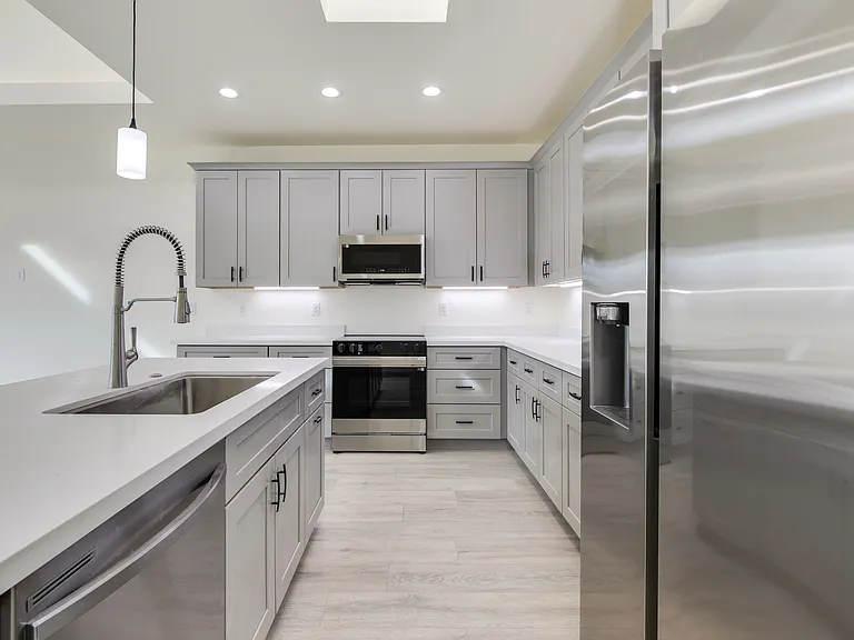 610 W 5th St — Photo 3