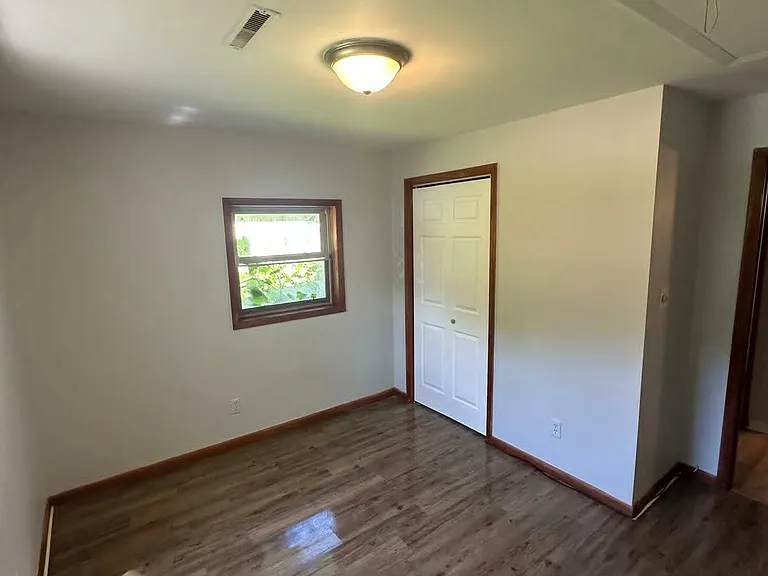 211 Moore Ave — Photo 4