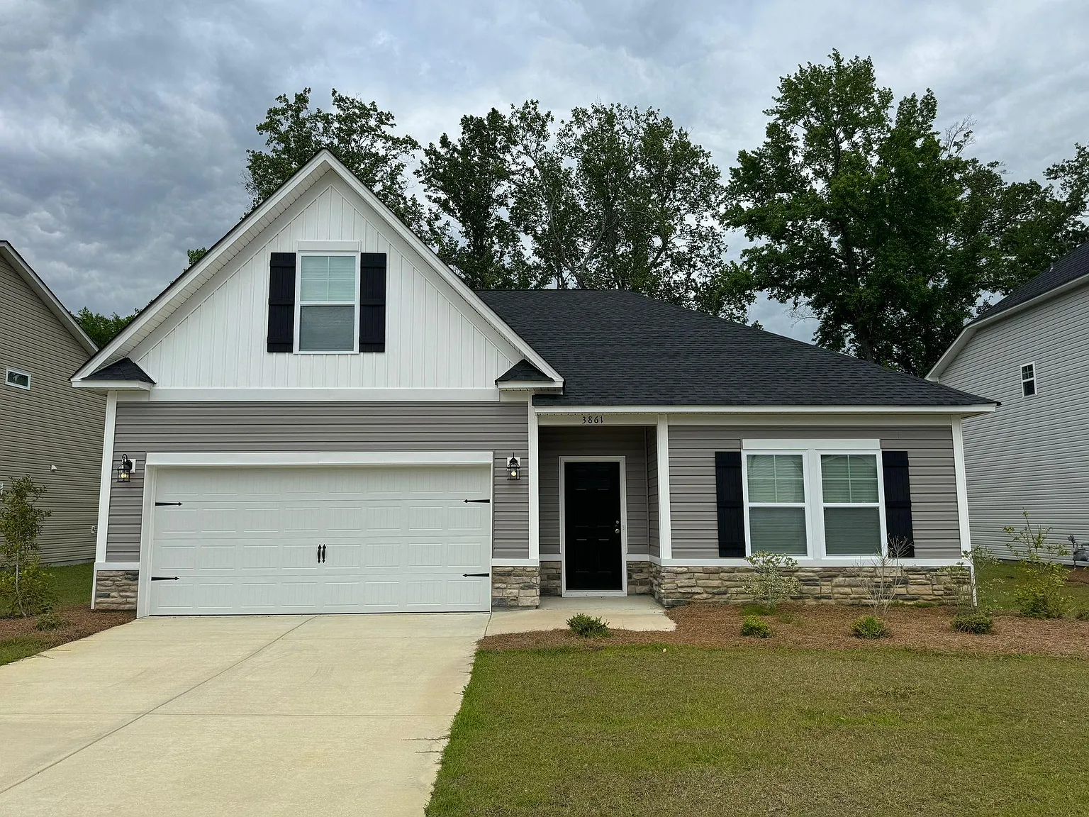 4 bed, 1956 sqft, $2,600 — Photo 1