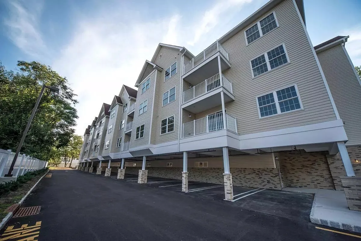 2 bed, 950 sqft, $2,425 — Photo 1