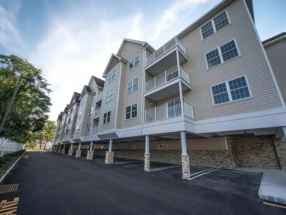 28 Lake St #203