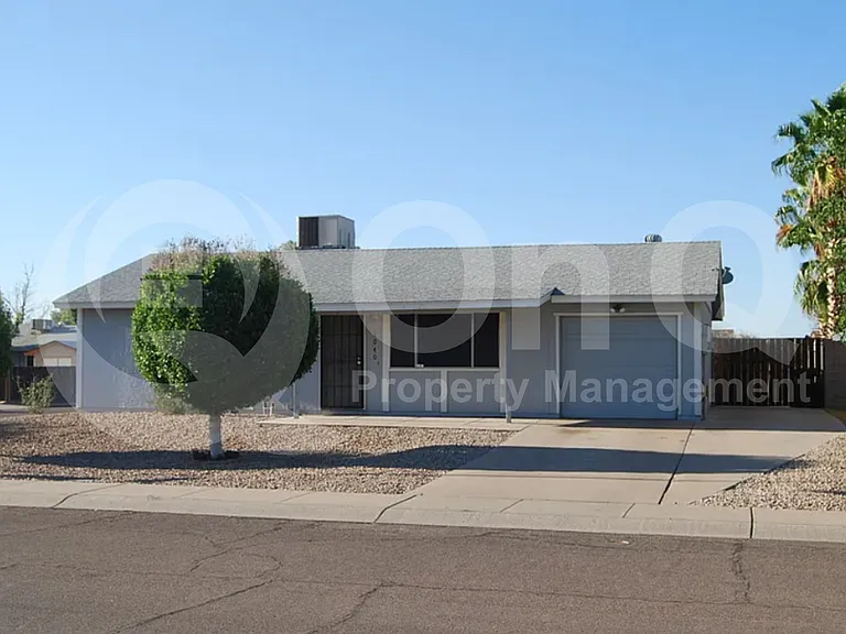 1040 W Yale Dr — Photo 2