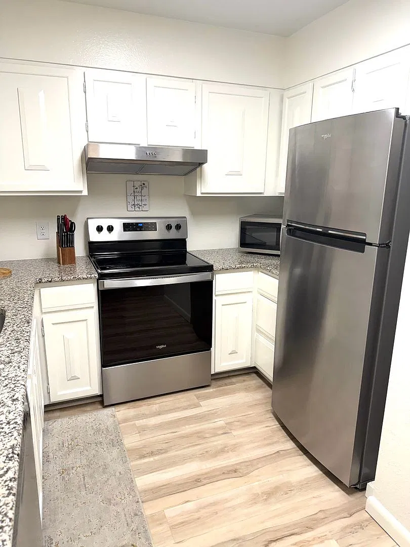 Beautiful, Fully Furnished Condo, Long and Short Term leases Available — Photo 4