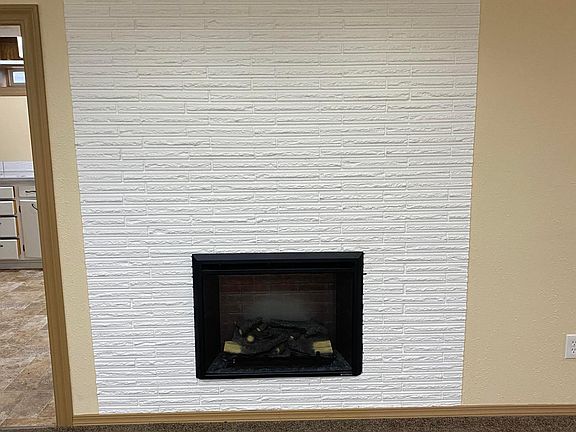 Electric fireplace with fan control