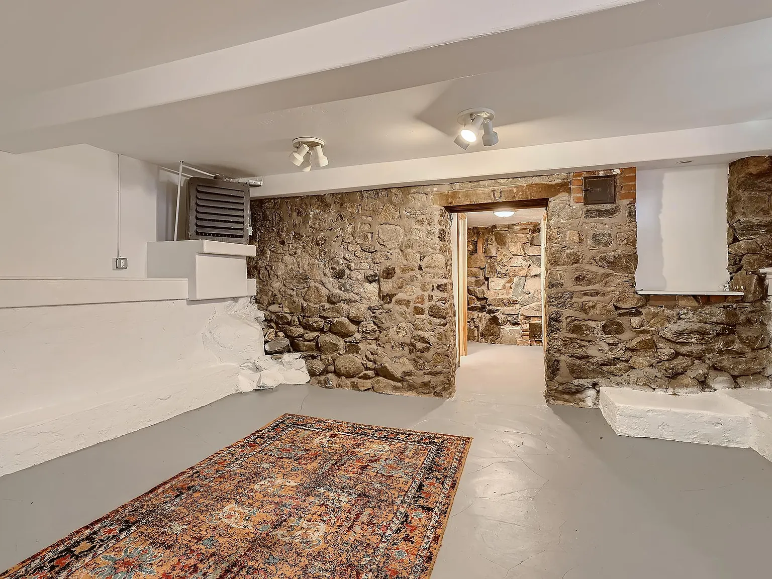 2 bed, 1100 sqft, $1,895 — Photo 2