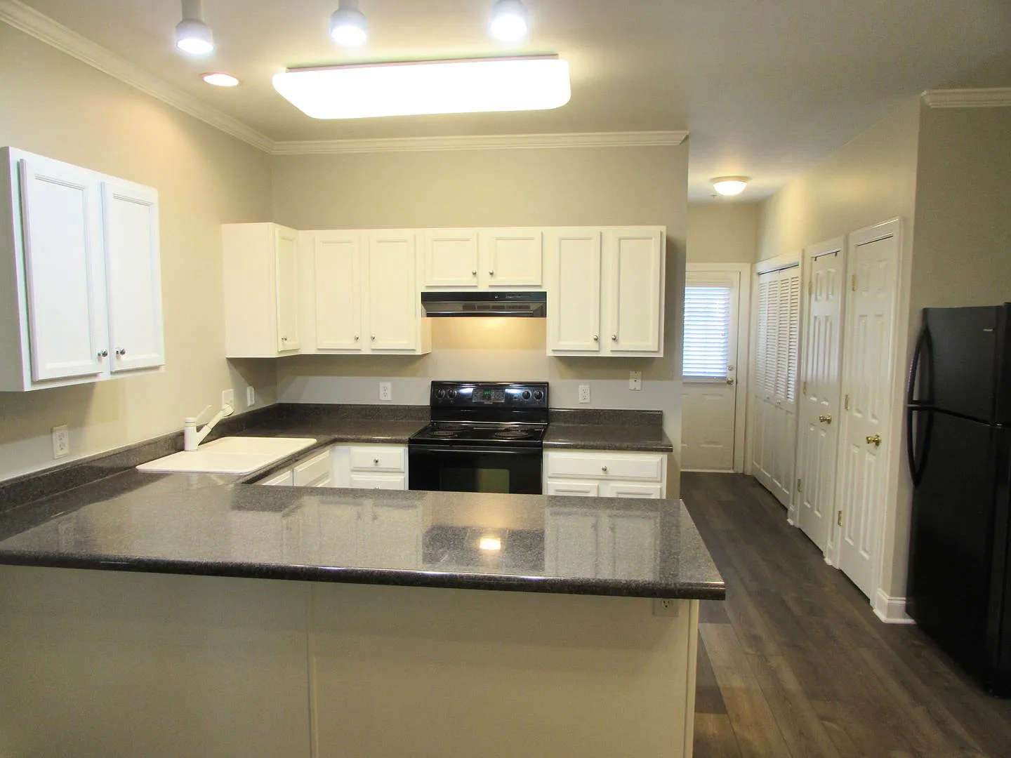 Beautiful 2 Bedroom/ 2 Bathroom Condo in Great Location - Mill Creek Subdivision - Washer/Dryer -... — Photo 2