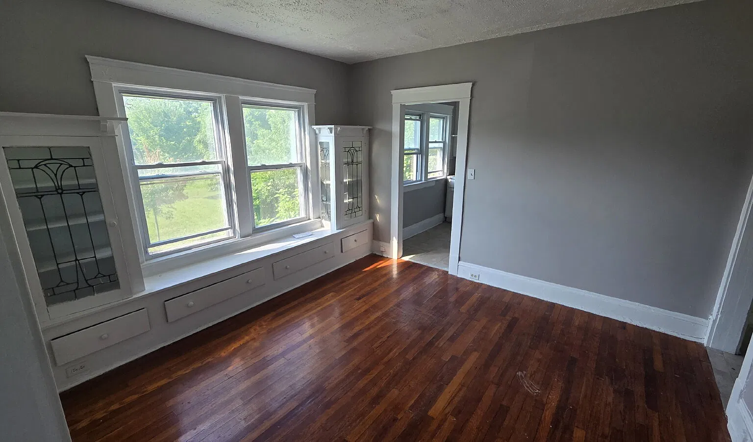 2 bed, 1.0 bath, $850 — Photo 2