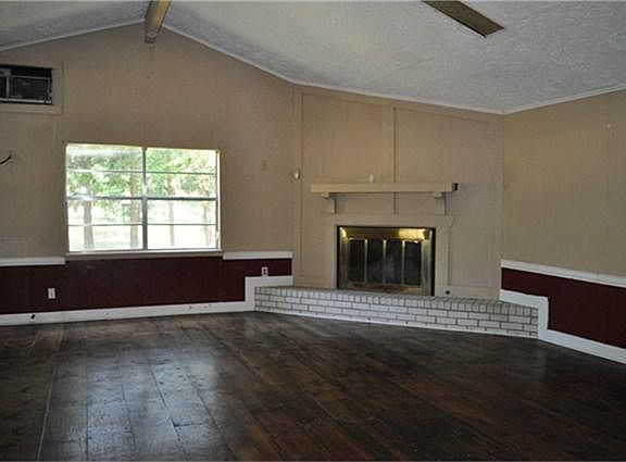 Living Room w/fireplace