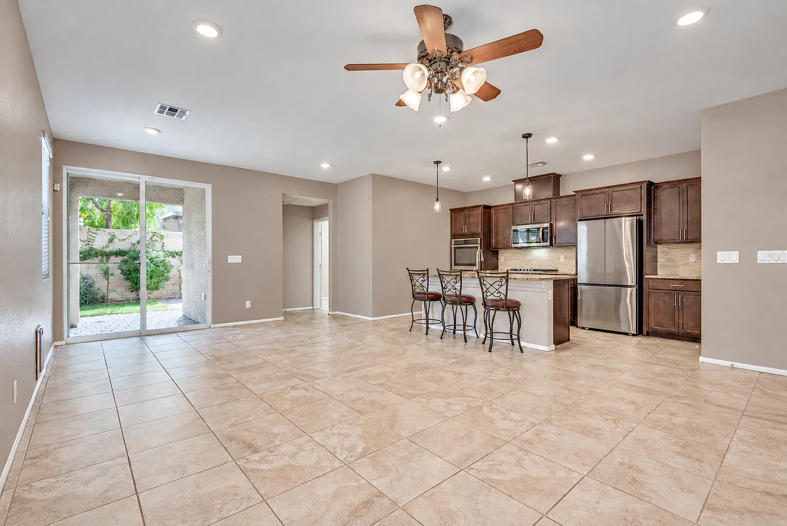 3 bed, 1418 sqft, $2,550 — Photo 4