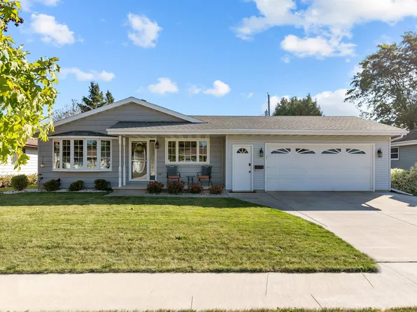 515 Steven St, Combined Locks, WI 54113