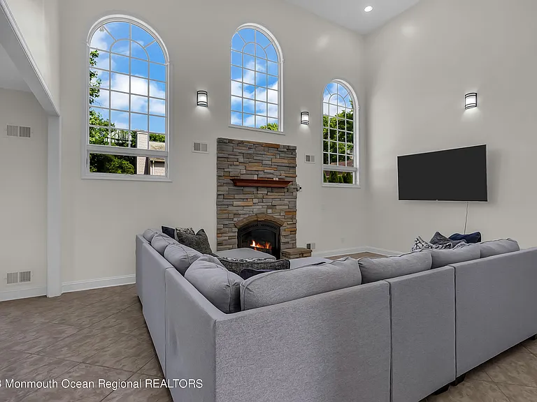1607 Holbrook St — Photo 8