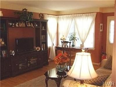 3rd image of 305-305 Oxford Pl