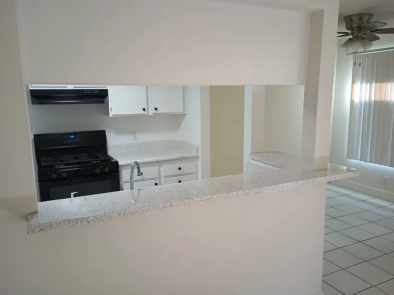218 W Vermont Ave #7 — Photo 5