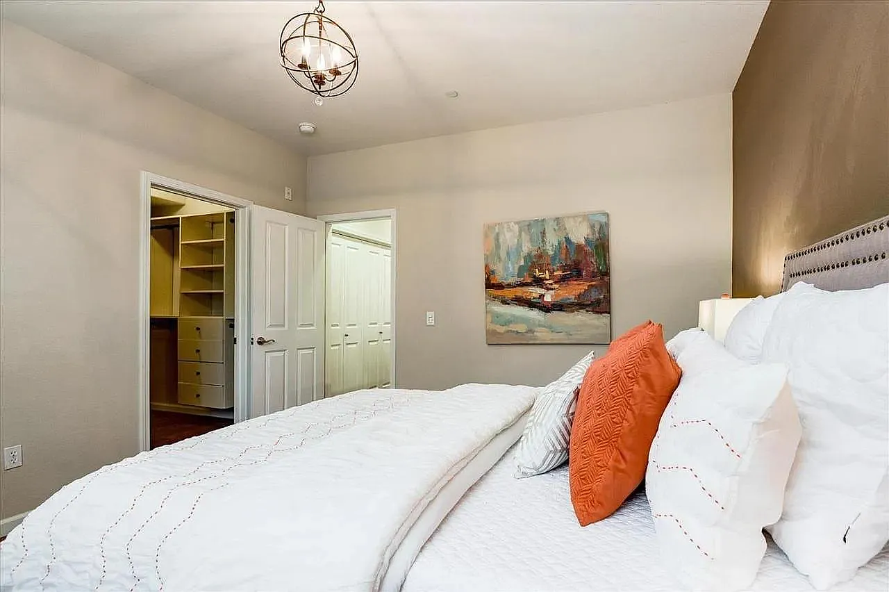 3 bed, 2.5 bath, 1200 sqft, $7,495 — Photo 3
