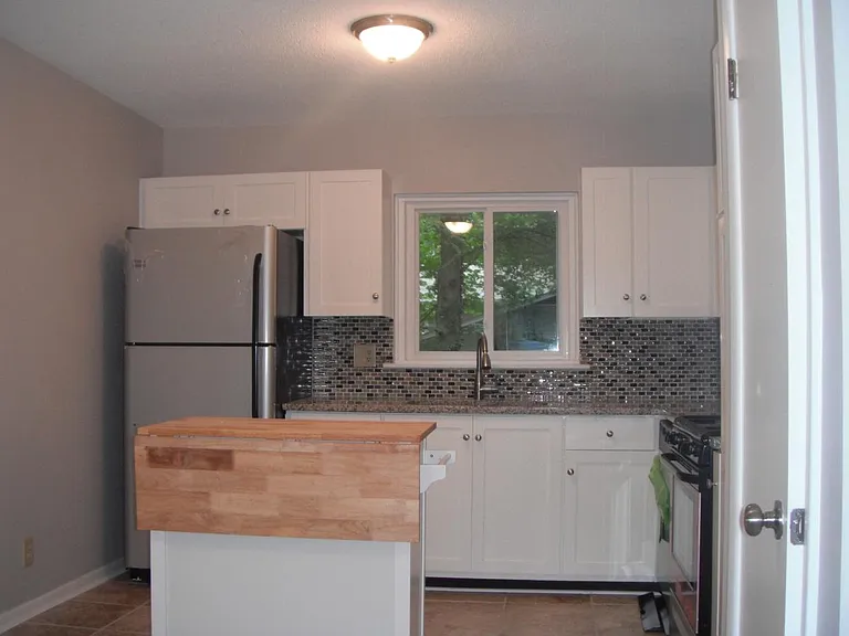 334 Wesley Dr — Photo 3