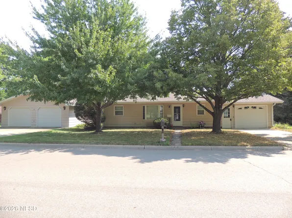 122 14th St SE, Watertown, SD 57201