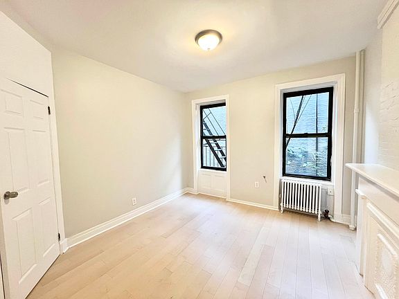 3rd image of 122 Macdougal St