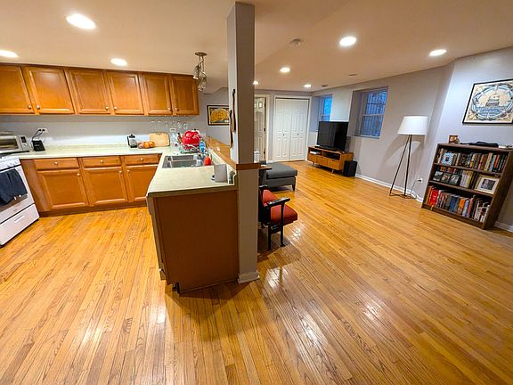 3rd image of 1447 W Olive Ave #G