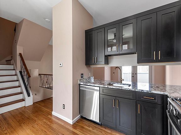 5th image of 34 Columbus Square Dr