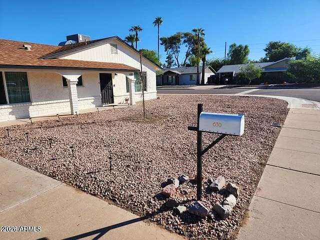 3 bed, 2.0 bath, 1308 sqft, $2,400 — Photo 2
