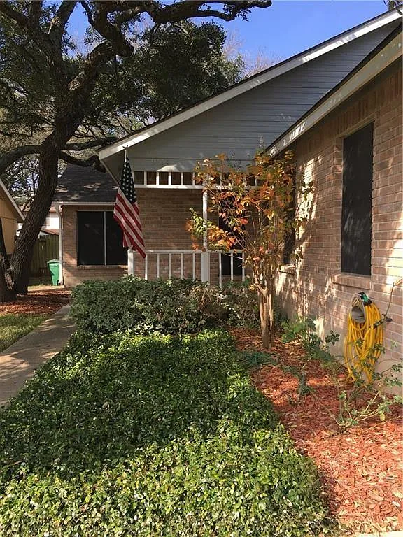 2 bed, 1.0 bath, 893 sqft, $1,425 — Photo 1