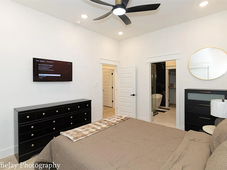4834 Higgins St #B — Photo 10