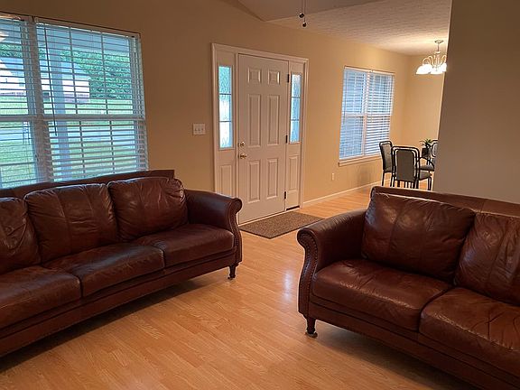 3rd image of 122 Ashwood Ln