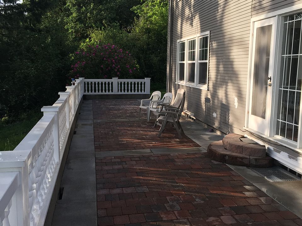 2nd image of 279 NE Hillside Dr