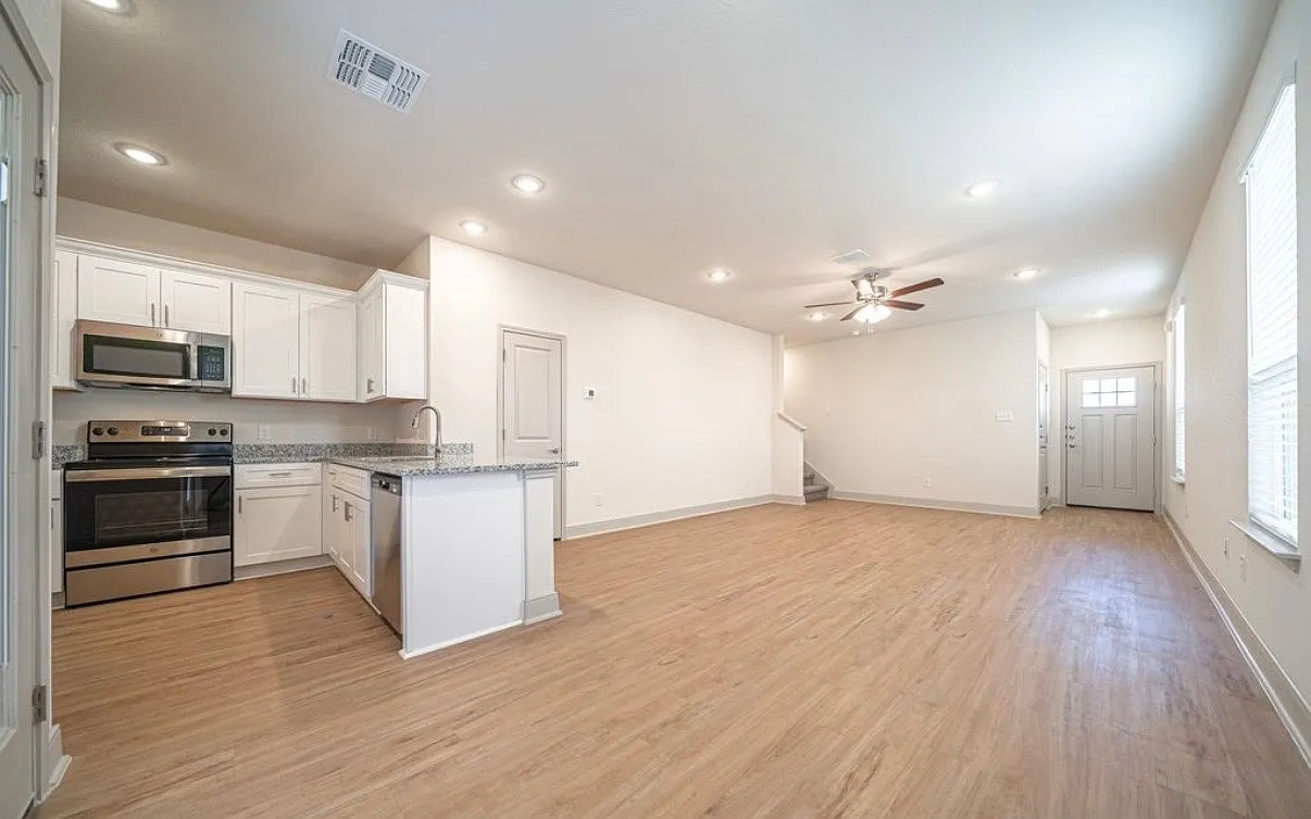 3 bed, 2.5 bath, 1510 sqft, $1,750 — Photo 3