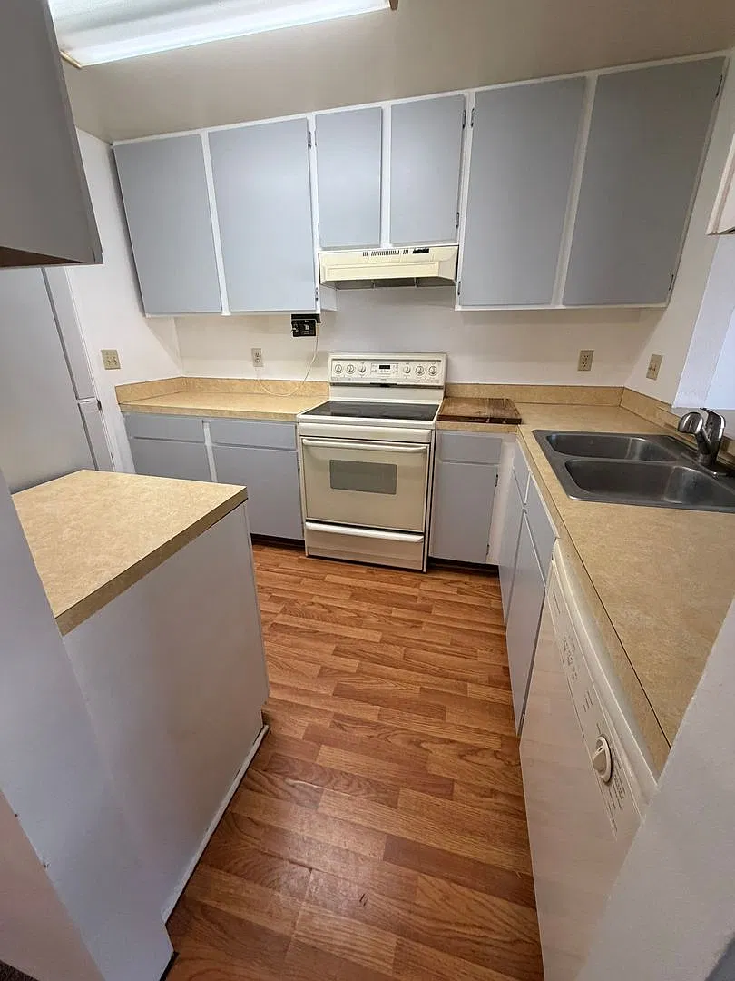 3 Bedroom, 1.5 Bathroom Duplex — Photo 2