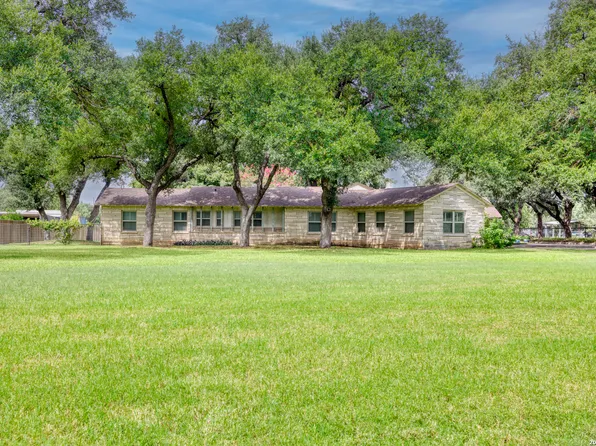 929 Black St, Uvalde, TX 78801