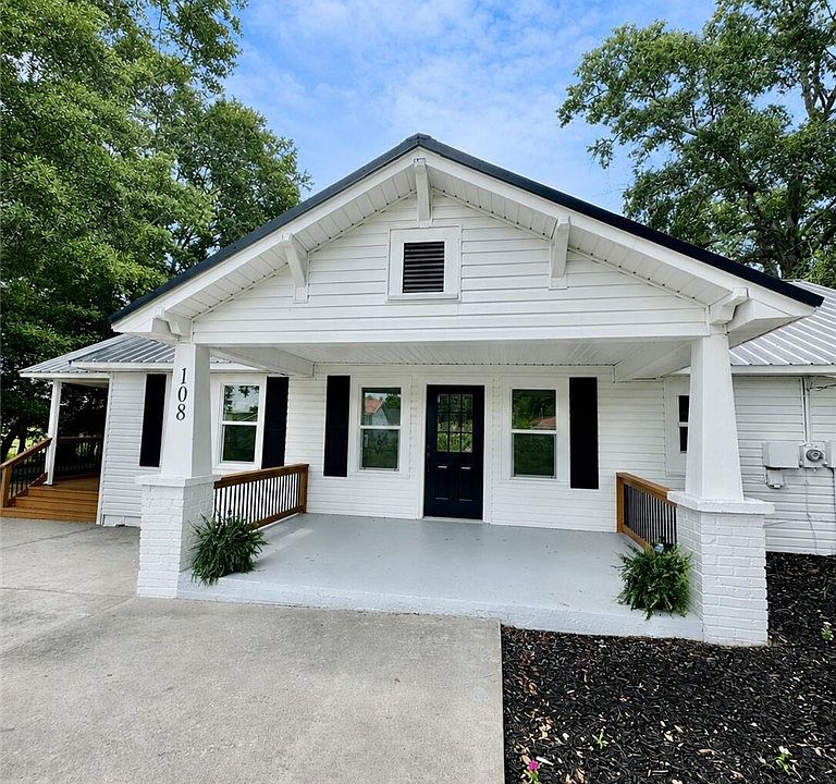 1st image of 108 Boggs Dr