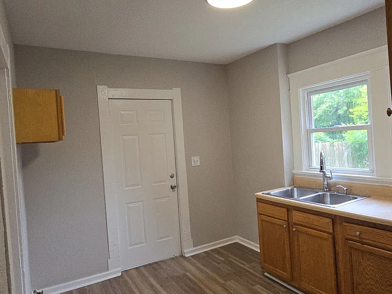 3827 1/2 Lockwood Ave — Photo 4