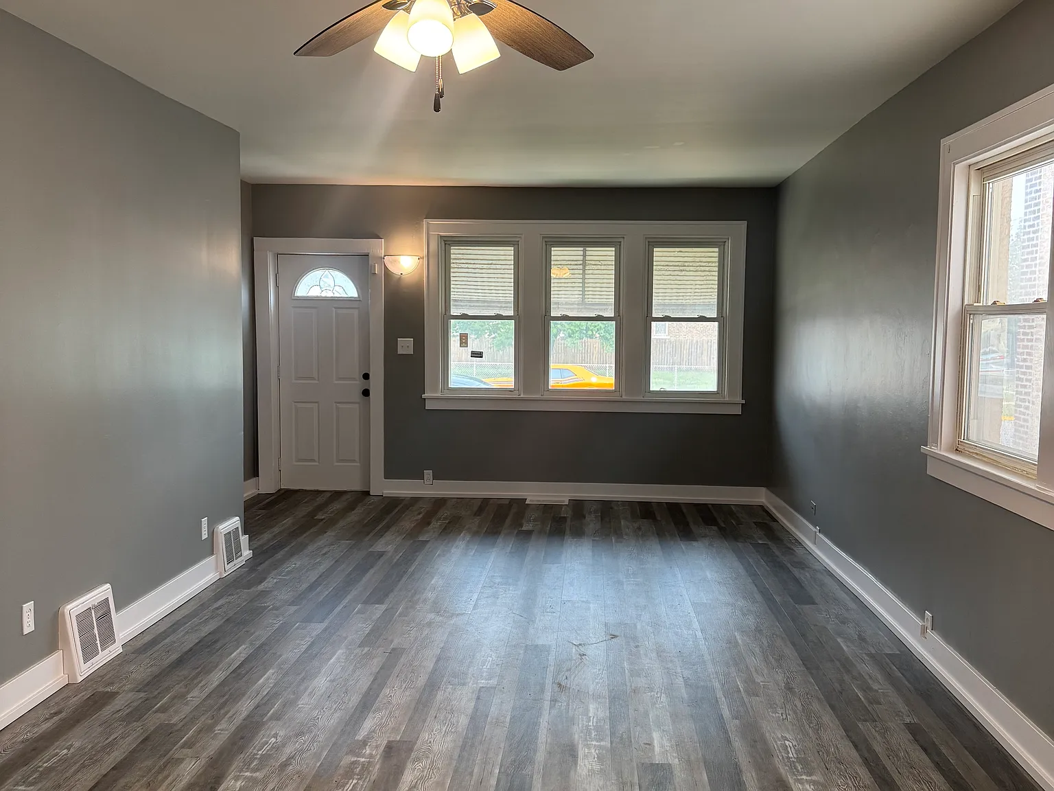 2 bed, 851 sqft, $1,300 — Photo 2