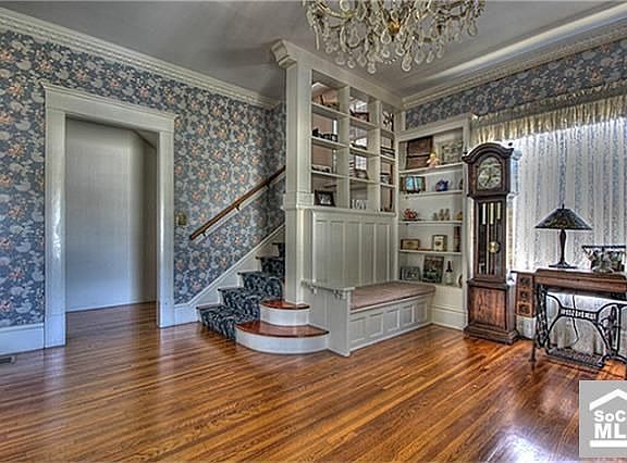 4th image of 804 West Broadway
