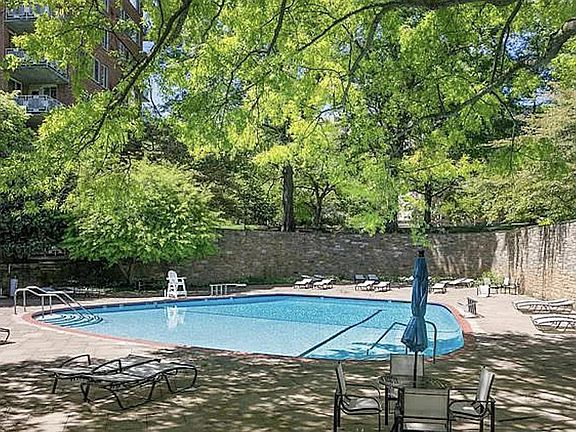3rd image of 4000 Tunlaw Rd NW APT 923
