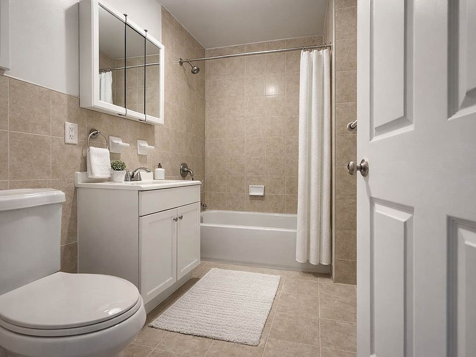 2nd image of 249 Montrose Ave #3R
