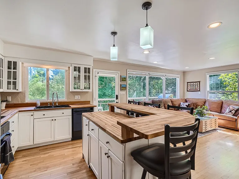 860 Willowbrook Rd — Photo 10