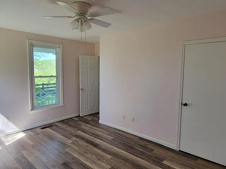 16 Stonespring Ln — Photo 10
