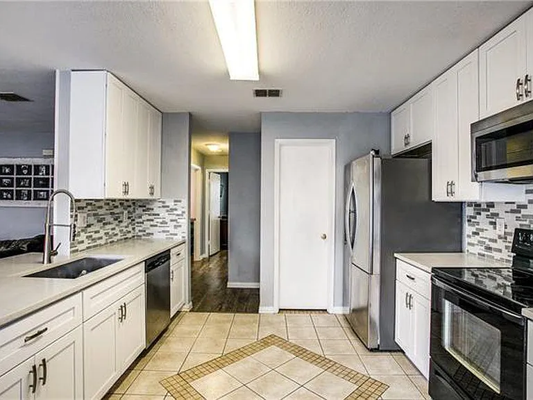 1517 Leeward Ln — Photo 3