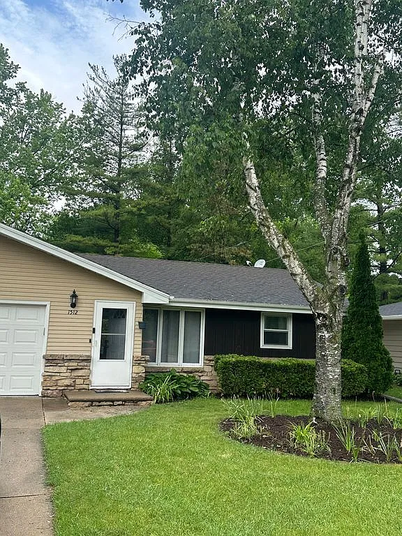 1512 Acorn Dr — Photo 2
