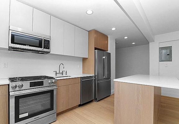 4th image of 711 W End Ave #522