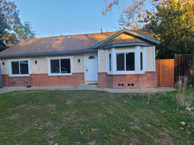 1402 Clara Ln — Photo 2