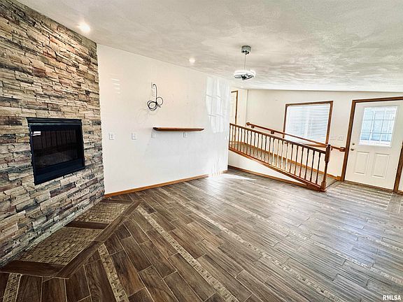 3rd image of 15 Sandalwood Ln