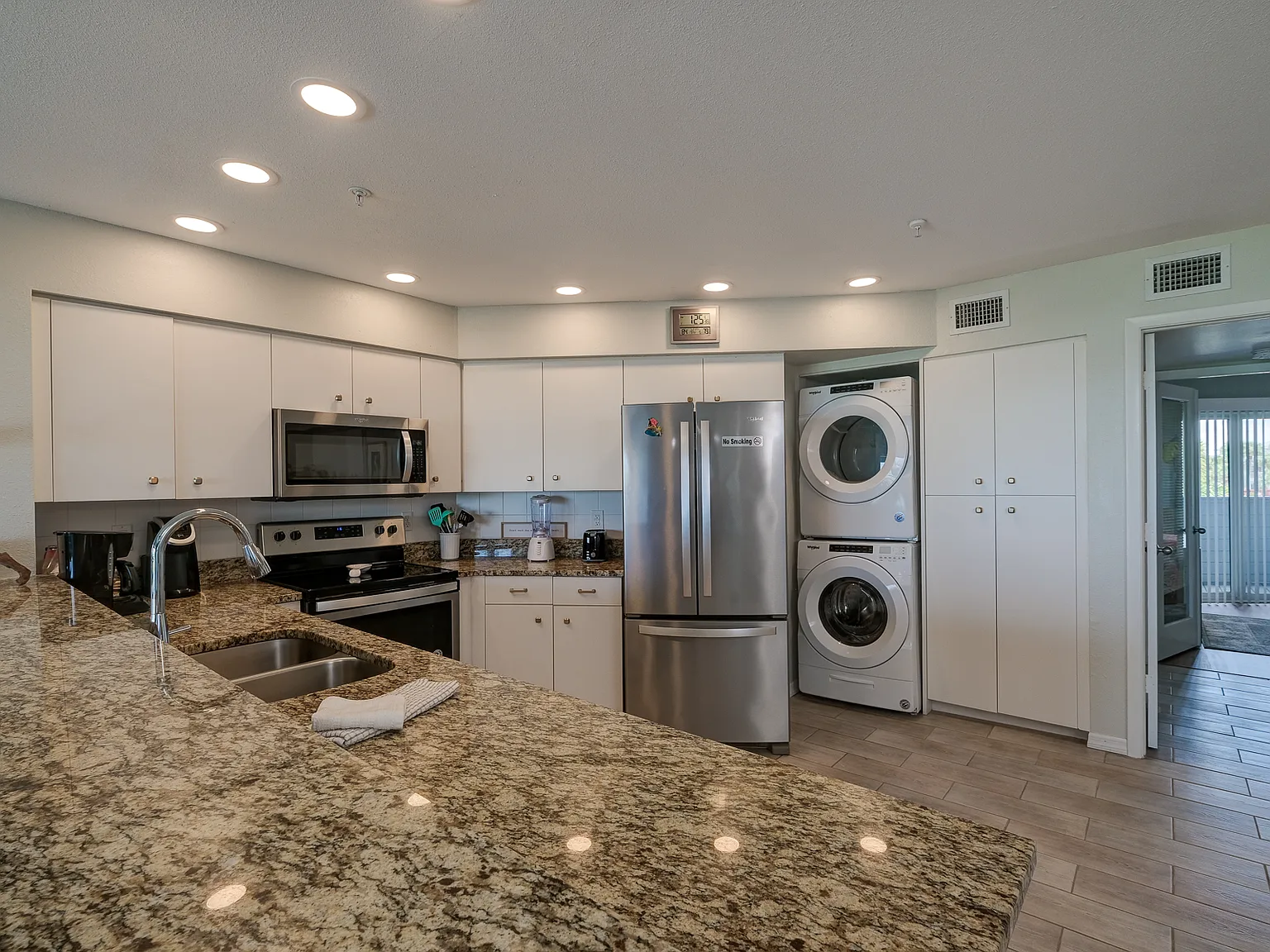 2 bed, 1046 sqft, $9,600 — Photo 4