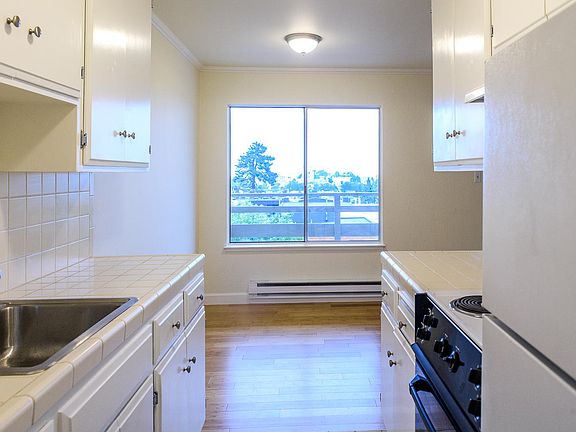 5th image of 145 Carmel St #3