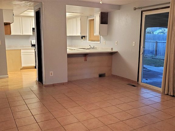 5th image of 585 Arbor Dr